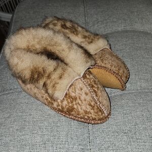Stonz Tan Shearling Slippers